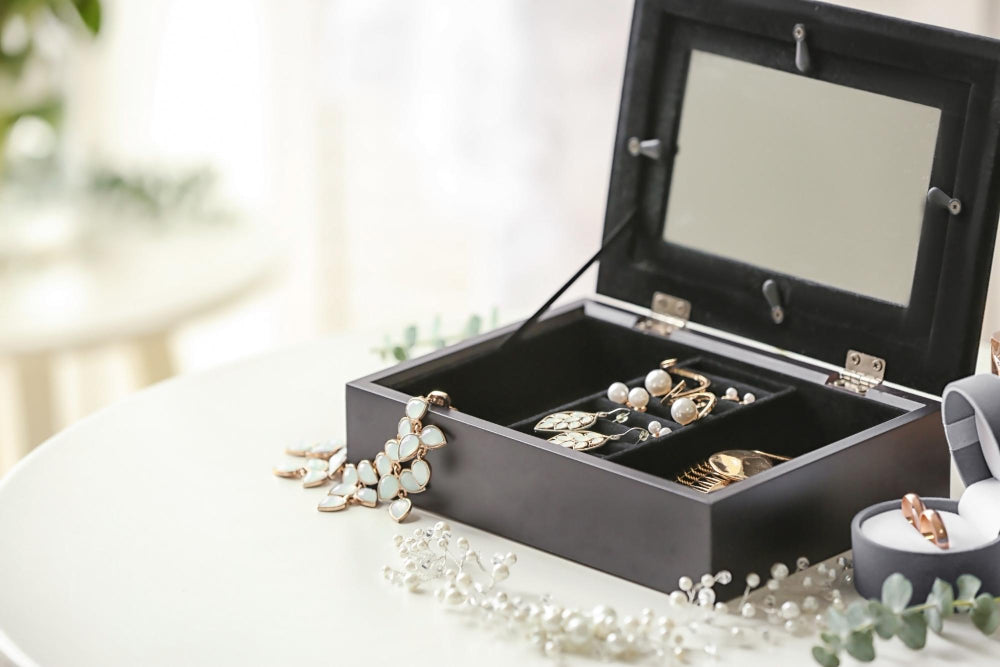 Foto con caja joyera u organizadora de joyas para los diferentes accesorios como anillos, aretes, pendientes, pulseras 